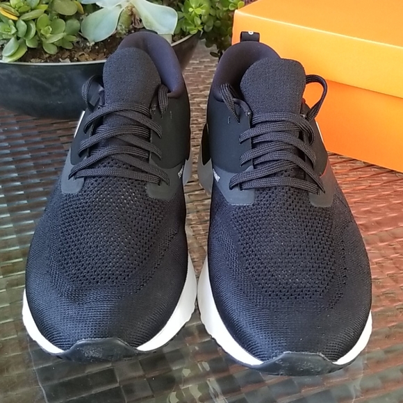 Odyssey React Flyknit Black / White Run / Walking - Picture 3 of 7